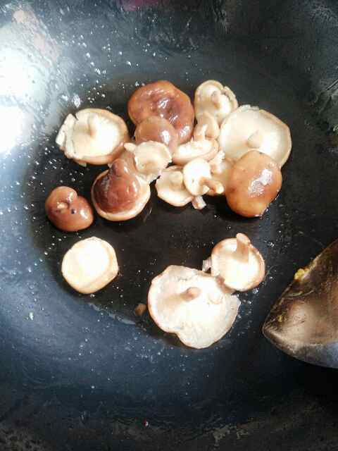 香菇荷包蛋热汤面步骤3