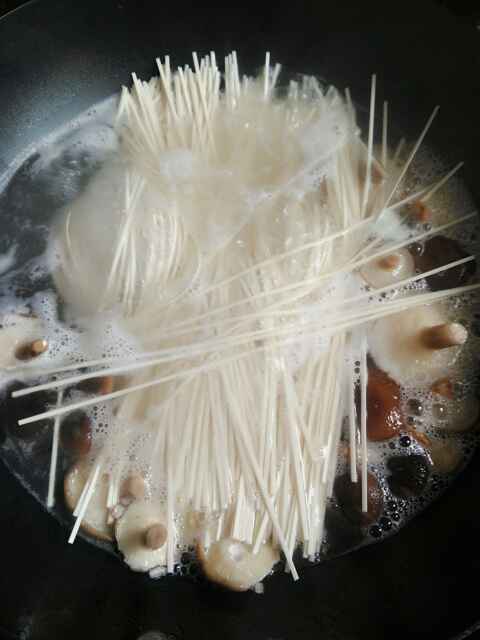 香菇荷包蛋热汤面步骤4