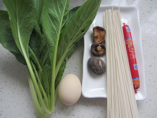 香菇鸡蛋汤面步骤1
