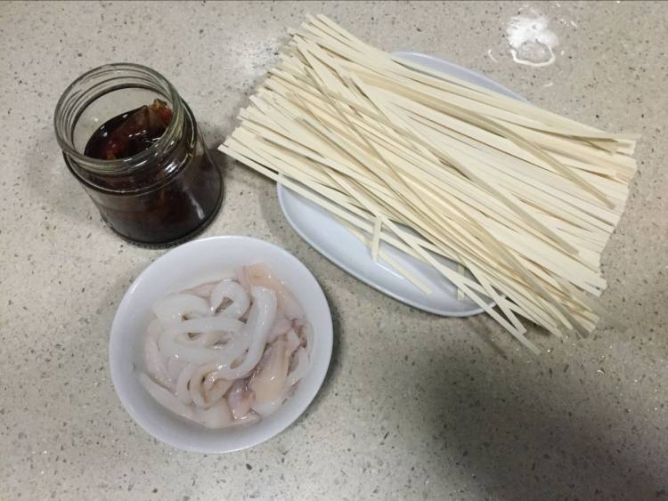 鱿鱼葱油拌面步骤1