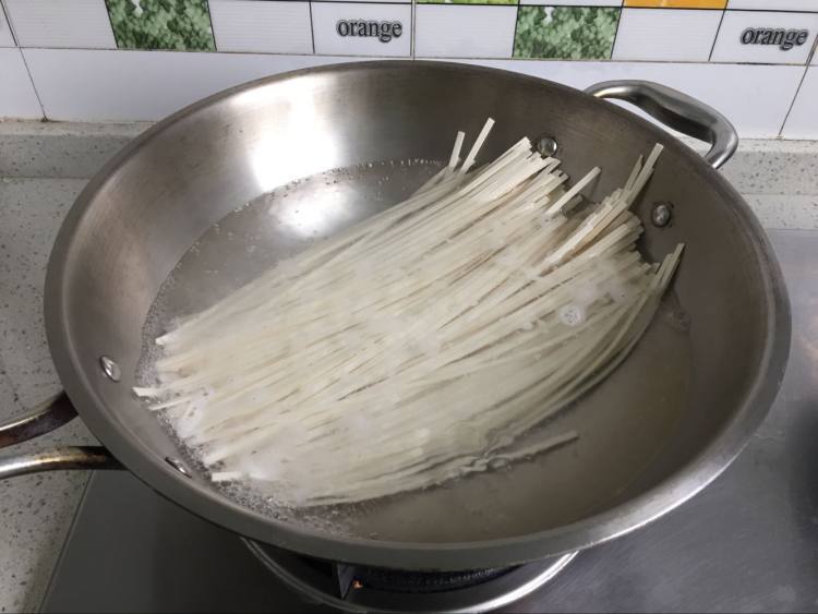 芹菜葱油拌面步骤2