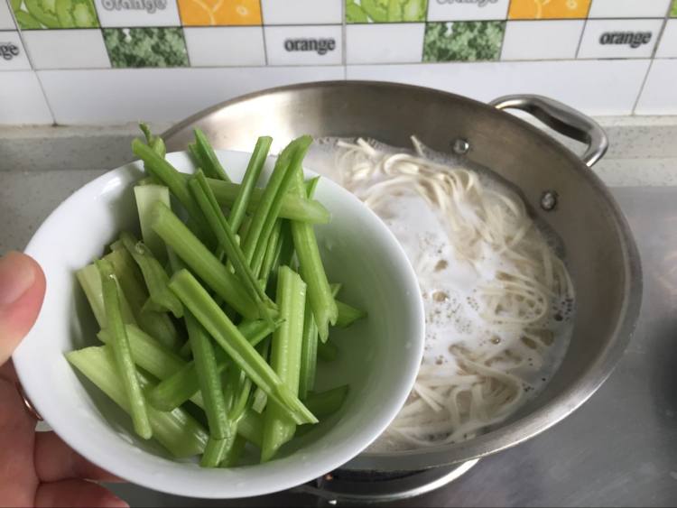 芹菜葱油拌面步骤3