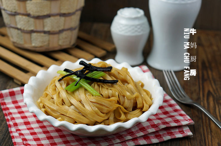 芹菜葱油拌面步骤6