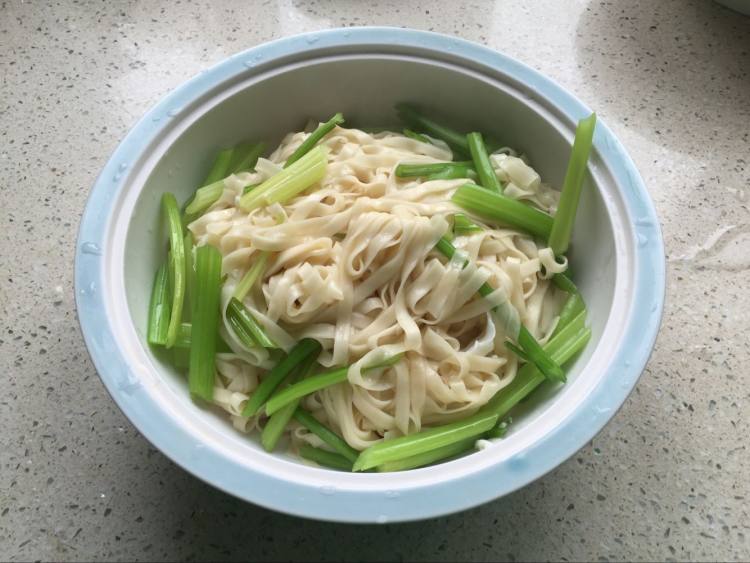 芹菜葱油拌面步骤5