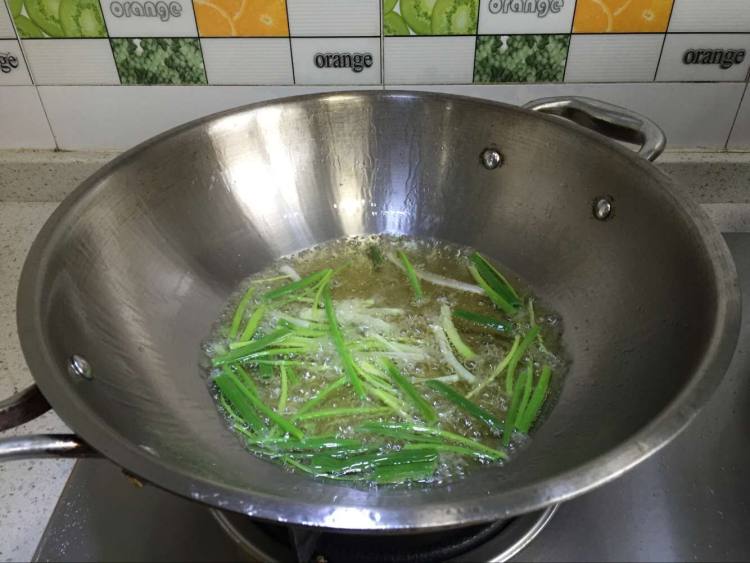 鸡蛋葱油拌面步骤3