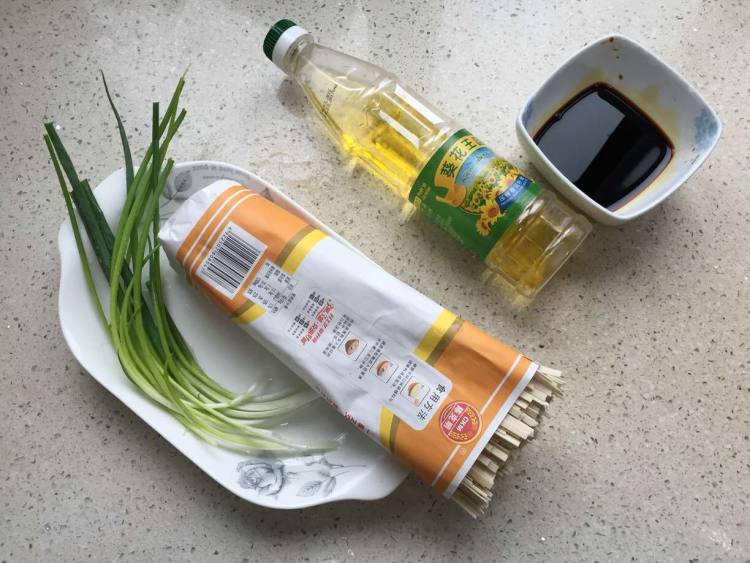 鸡蛋葱油拌面步骤1
