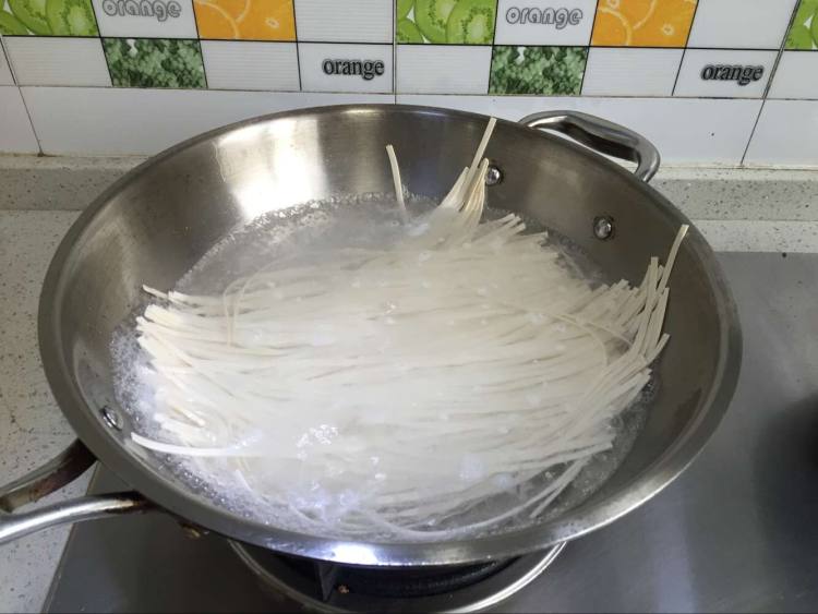 鸡蛋葱油拌面步骤7