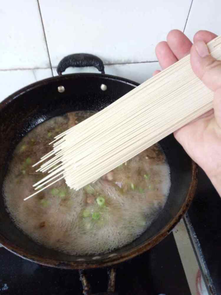 一锅熟面条步骤7