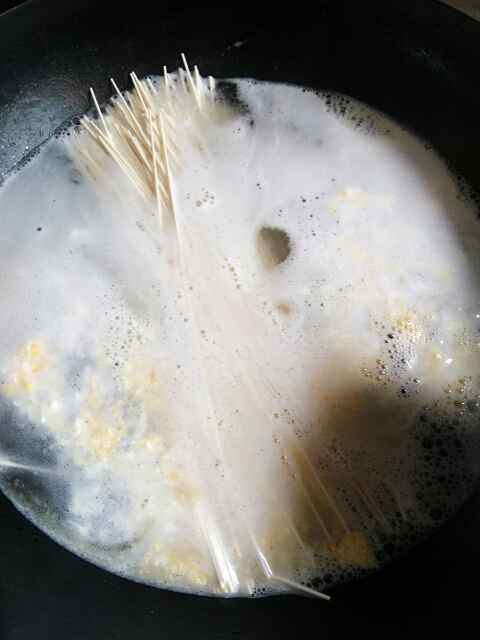 丸子火腿肠鸡蛋面步骤5
