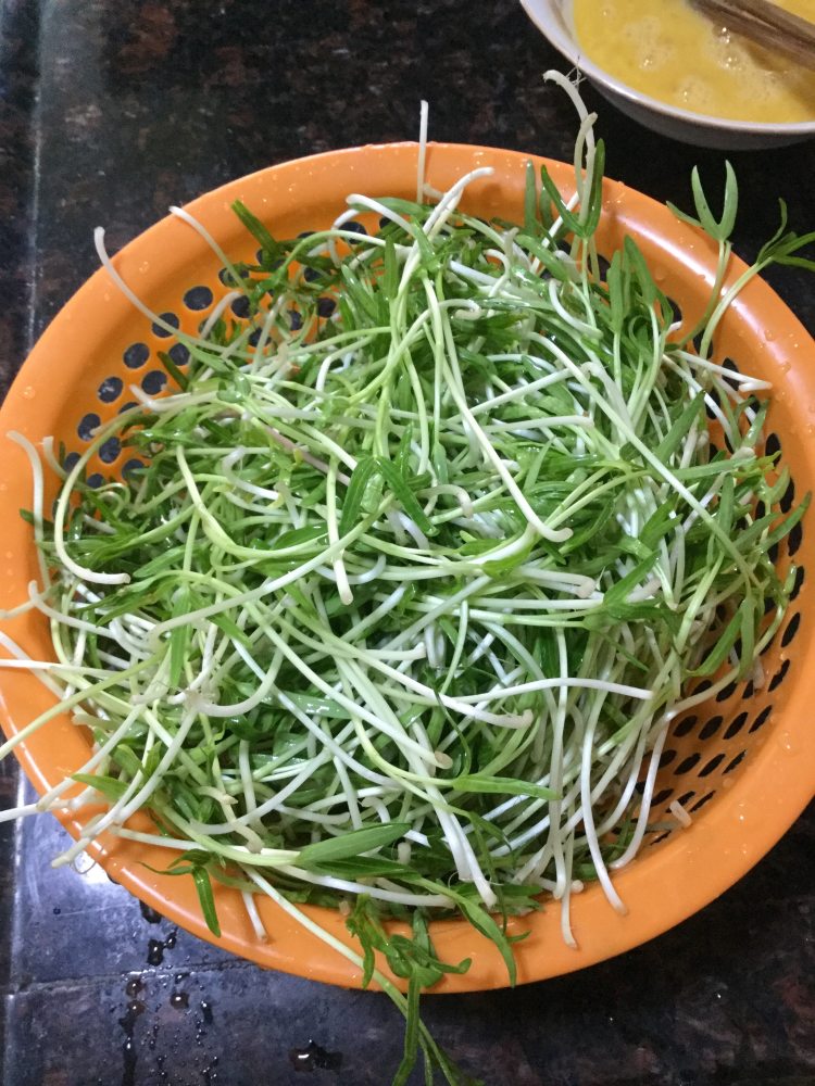 通菜苗炒面步骤3