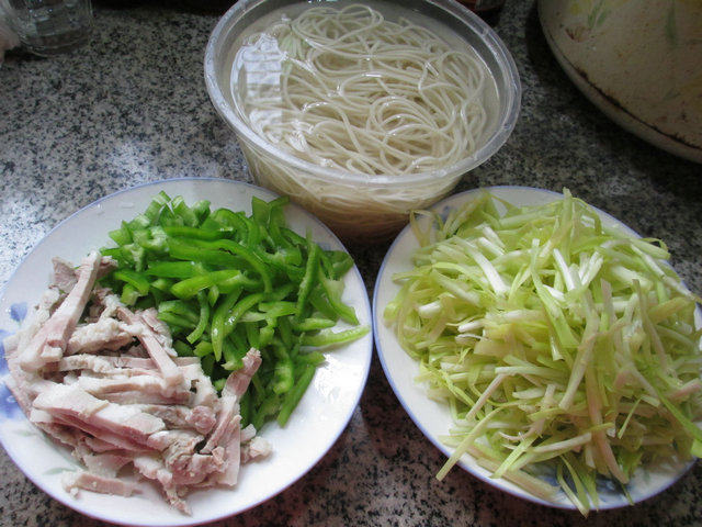 尖椒猪肉韭菜芽炒面步骤1