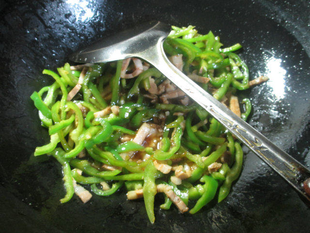 尖椒猪肉韭菜芽炒面步骤3