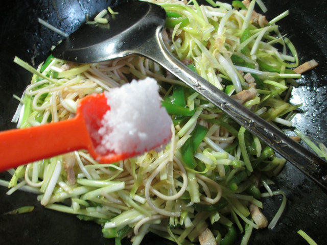 尖椒猪肉韭菜芽炒面步骤6