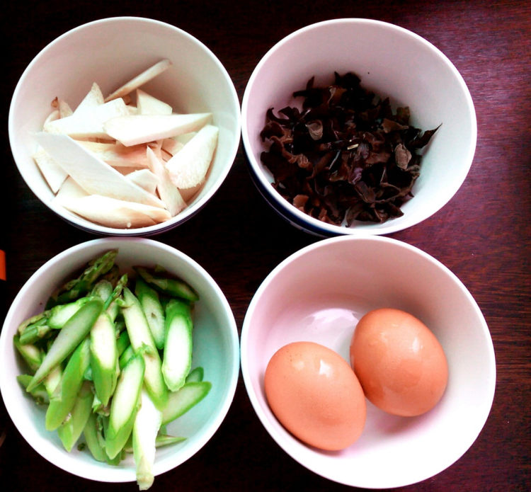 芦笋鸡蛋面步骤1