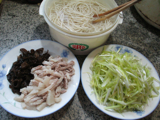 黑木耳猪肉韭菜芽炒面步骤1