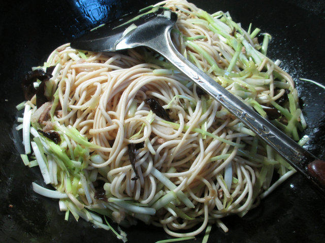 黑木耳猪肉韭菜芽炒面步骤5
