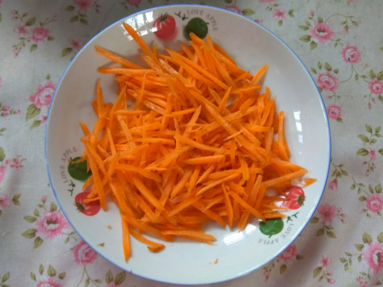 包菜肉末炒面步骤3