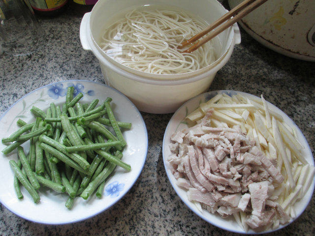 猪肉带豆茭白炒面步骤1