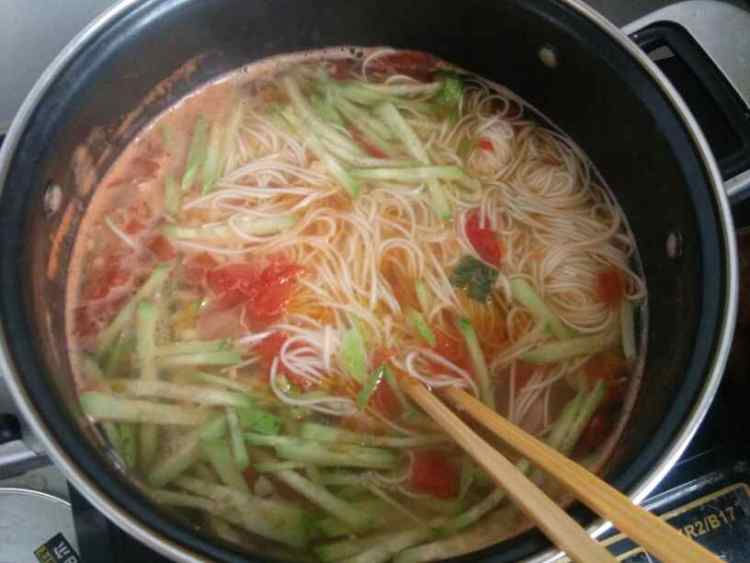 西红柿黄瓜烤肠面步骤8