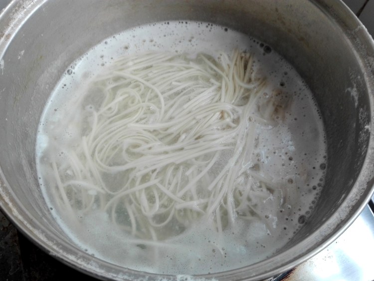 葱油荷包蛋面步骤7