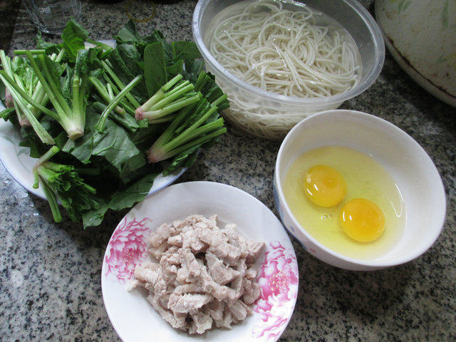 猪肉鸡蛋菠菜炒面步骤1