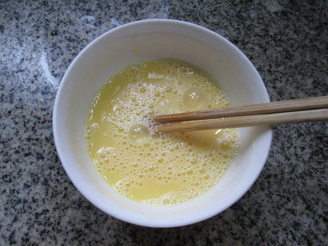 猪肉鸡蛋菠菜炒面步骤3