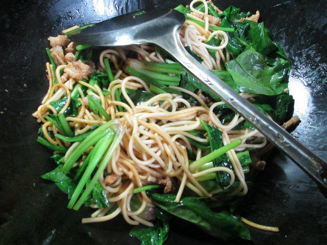 猪肉鸡蛋菠菜炒面步骤7