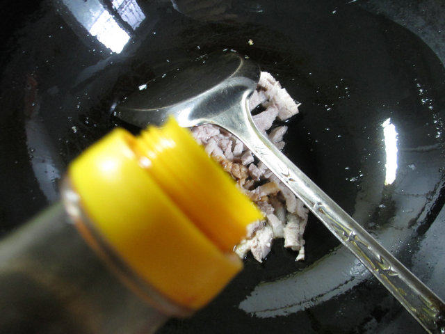 猪肉鸡蛋菠菜炒面步骤5