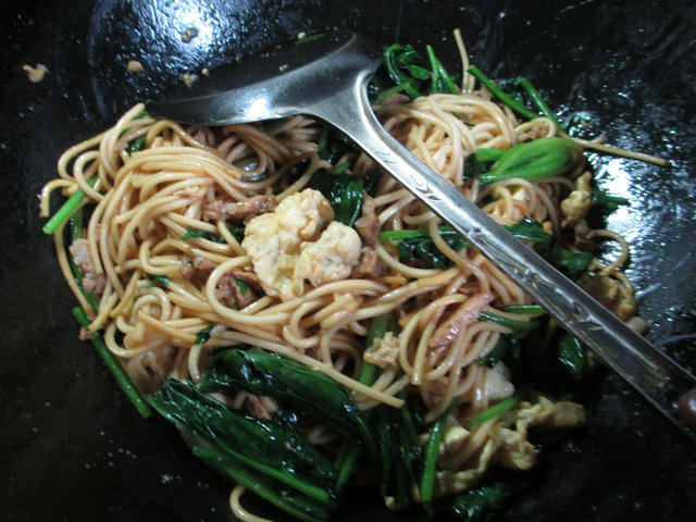 猪肉鸡蛋菠菜炒面步骤10