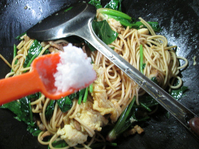 猪肉鸡蛋菠菜炒面步骤9