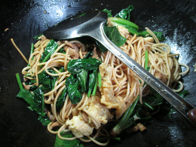 猪肉鸡蛋菠菜炒面步骤8