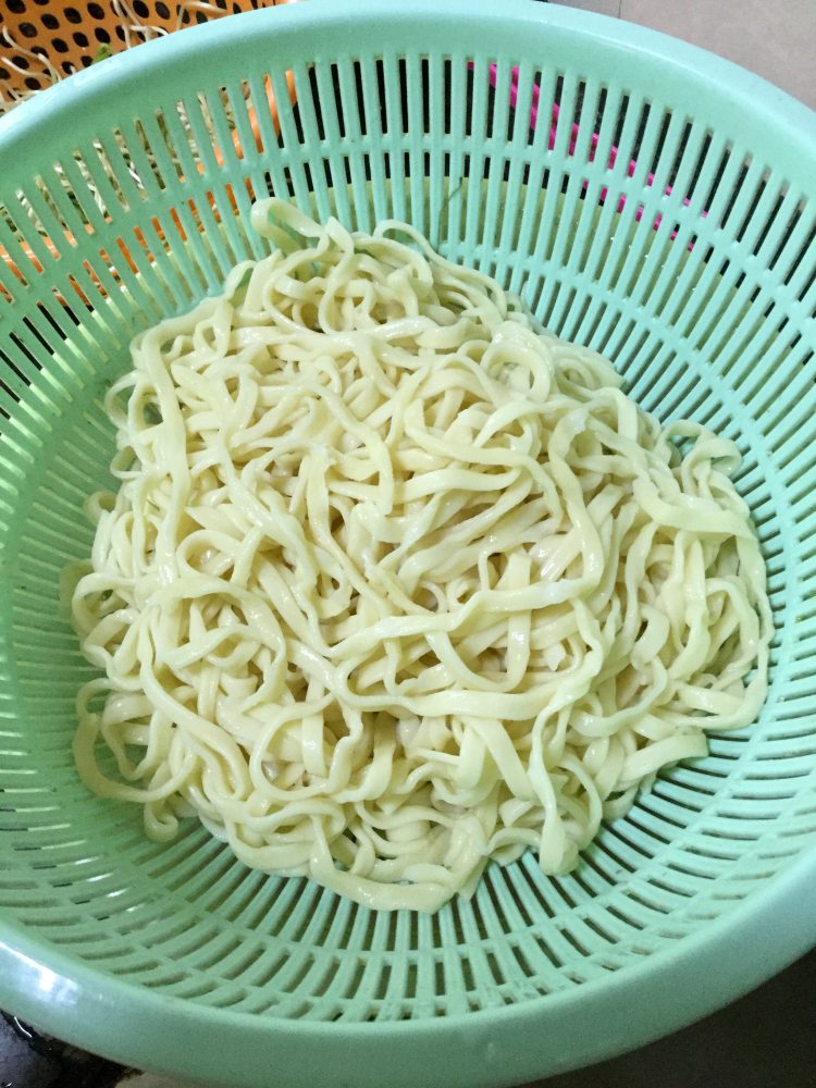 黄豆芽炒面步骤7