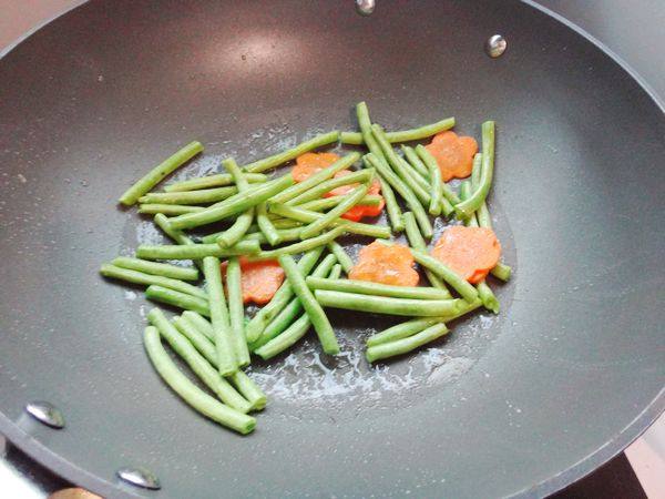 豆角炒紫薯面条步骤6
