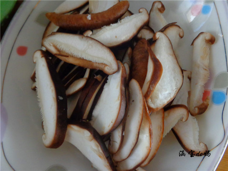 香菇腊肠炒面步骤2