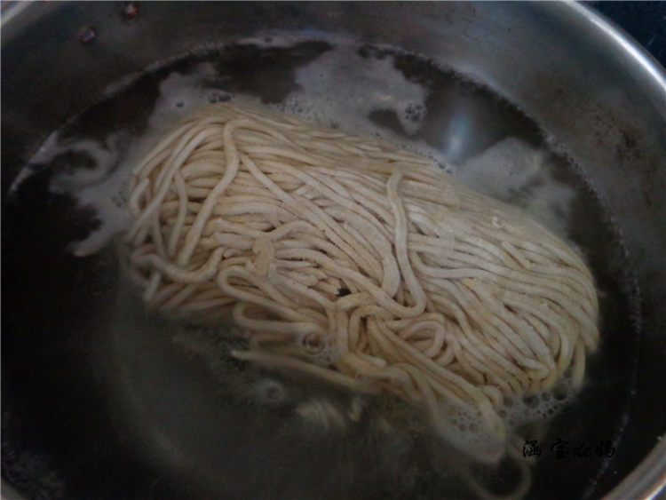 香菇腊肠炒面步骤6
