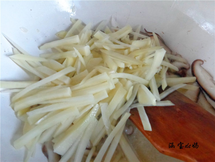香菇腊肠炒面步骤11