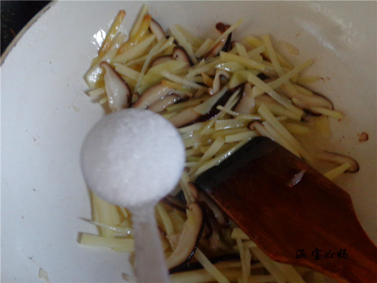 香菇腊肠炒面步骤12