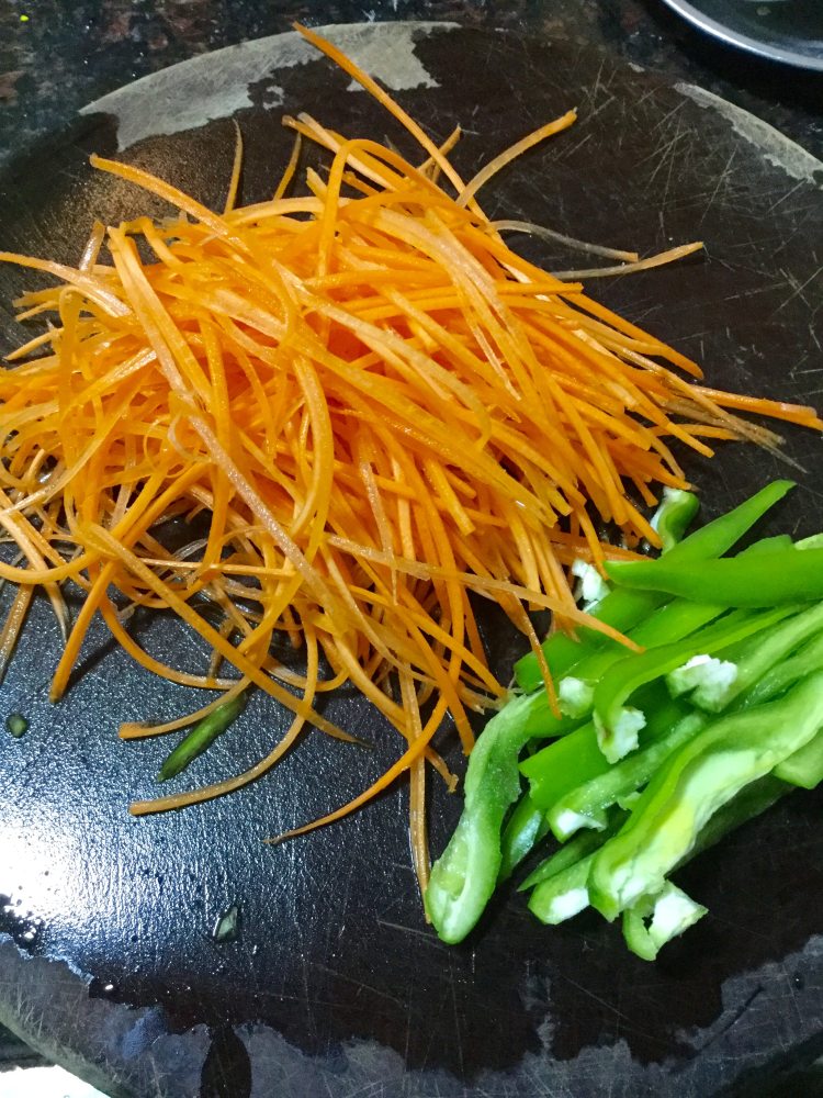 鸡蛋胡萝卜炒面步骤2