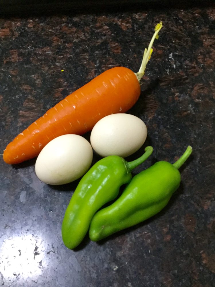 鸡蛋胡萝卜炒面步骤1
