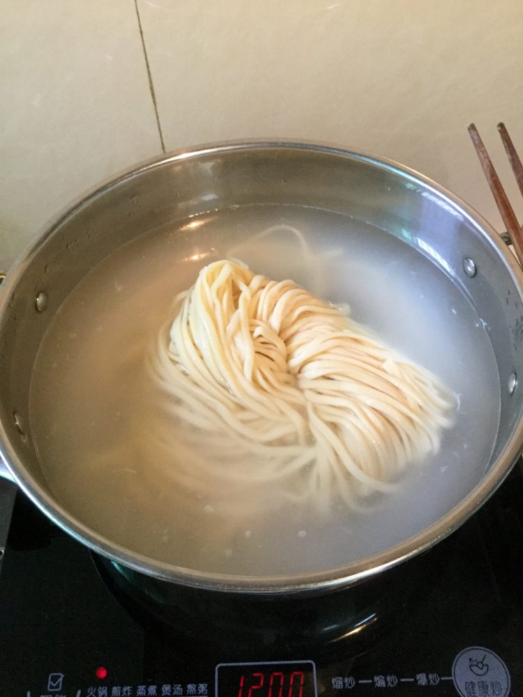 鸡蛋胡萝卜炒面步骤4