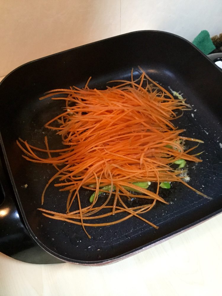 鸡蛋胡萝卜炒面步骤11