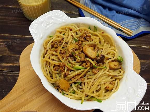 草菇鸡肉酱拌面