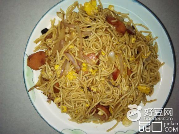 鸡蛋烤肠炒面