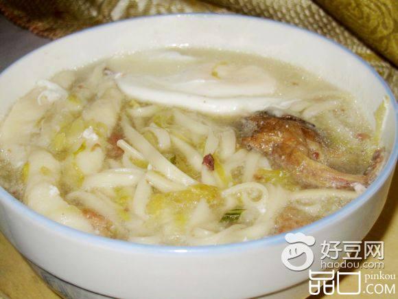 骨头汤鱼丸煮面条