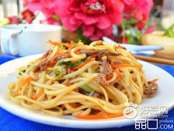 胡萝卜肉丝炒面