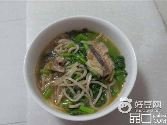 茼蒿鱼面条