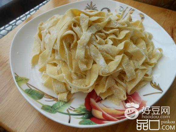 手擀南瓜裤带面