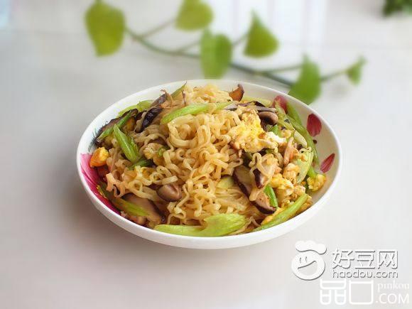 香菇芹菜炒方便面