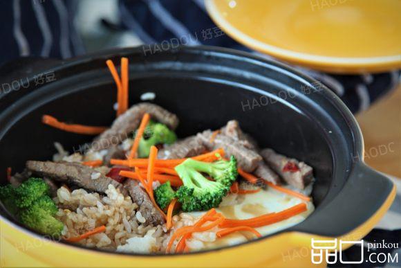 牛肉窝蛋煲仔饭