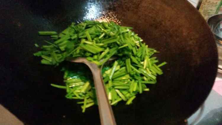 韭菜鸡蛋炒面步骤7